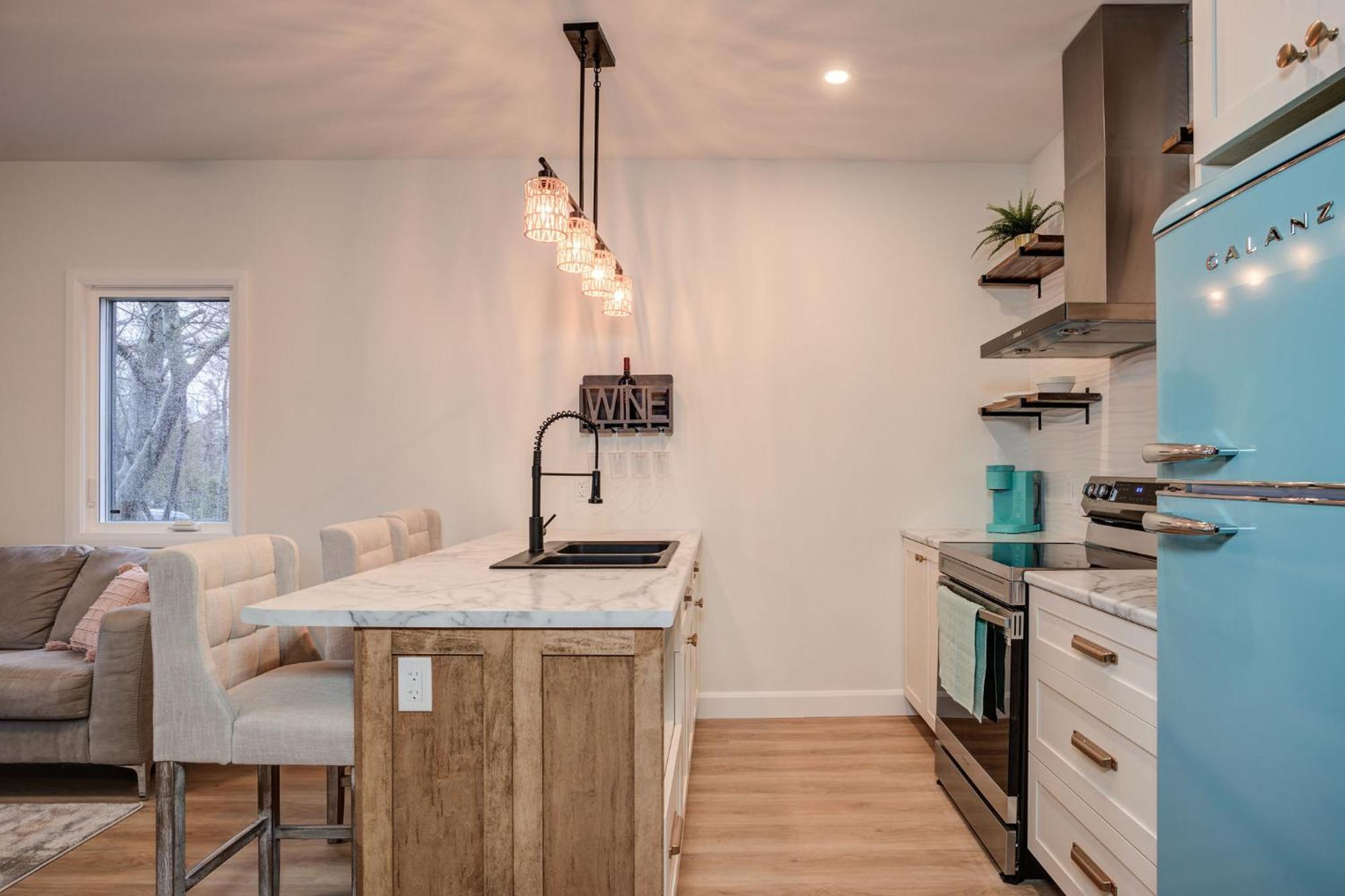 Chic Suite By Westlynn Little Current Exterior photo